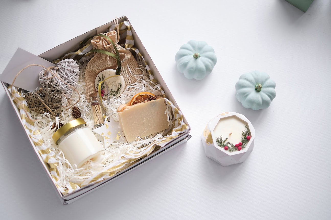 candle gift box with pumpkins outside the box